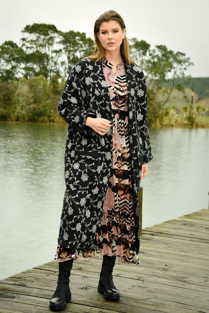 BY THE COAT Coat (Black)